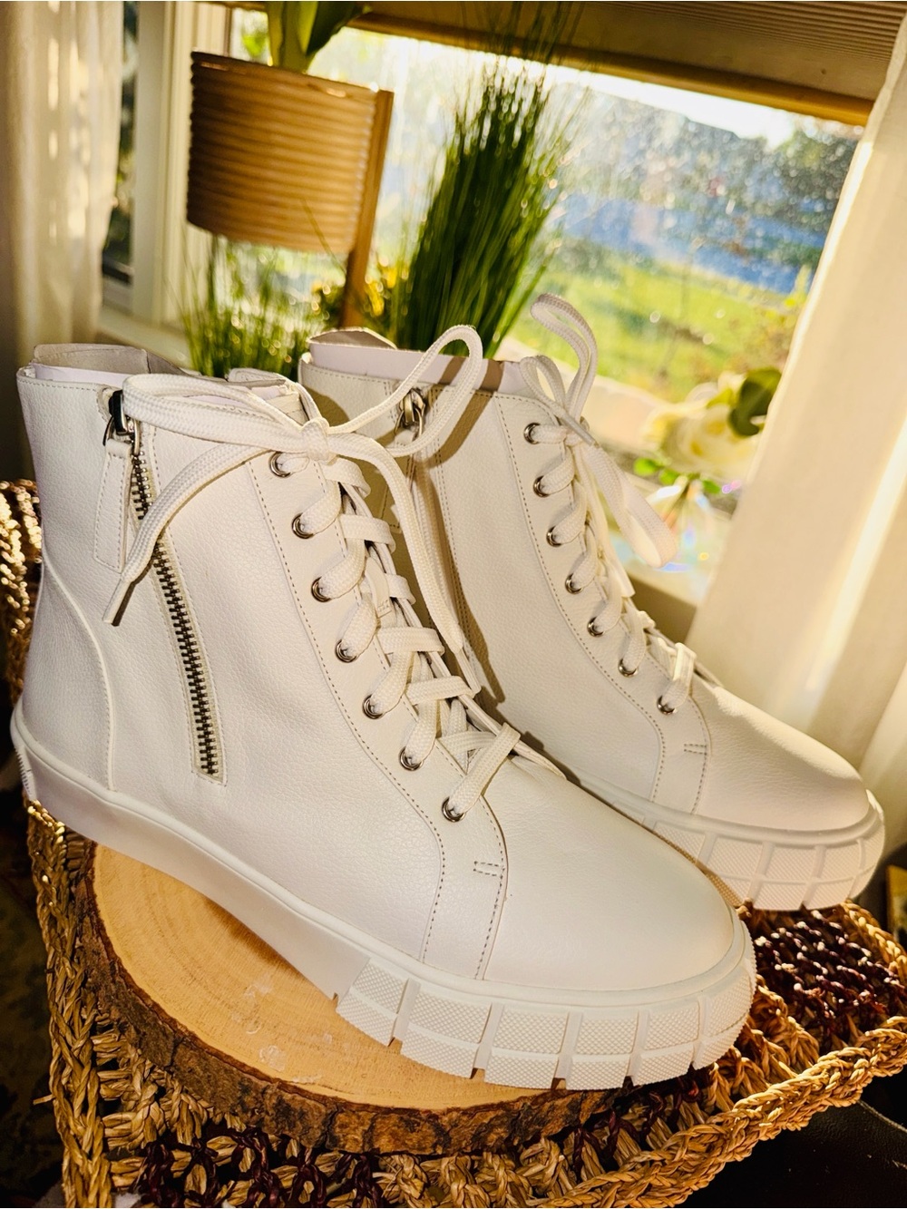 TITLE:
Linea Paolo GIO Women’s 9M Winter White Leather High Top Platform Sneaker